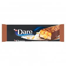 Dare Baton z orzeszkami ziemnymi, karmelem, nugatem, kulkami pszennymi pokryty mleczną czekoladą - 50g