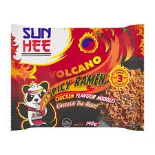 Sun Hee Danie z pszennym, błyskawicznym makaronem Ramen, typu noodle ze słodko-pikantnym sosem Volcano 140g